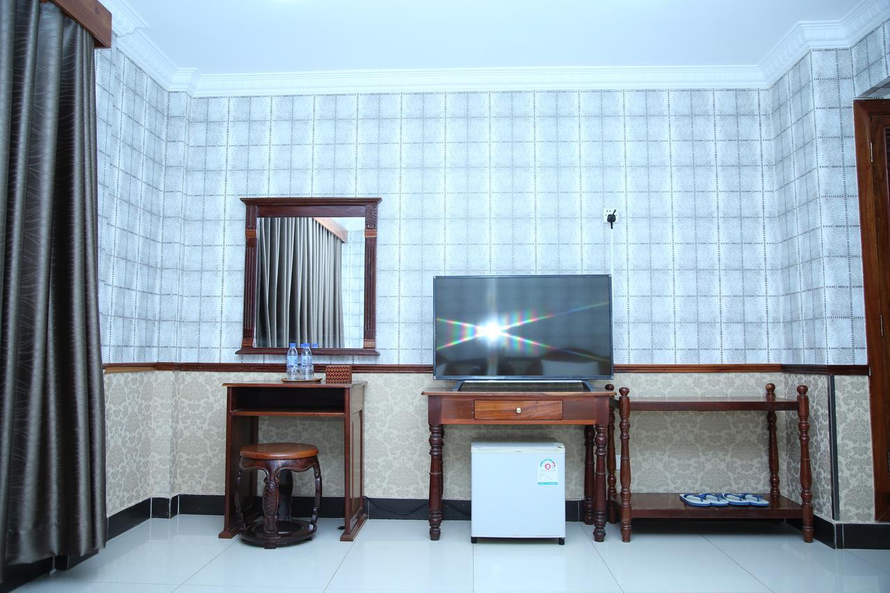 Holiday Hotel Battambang Exterior photo