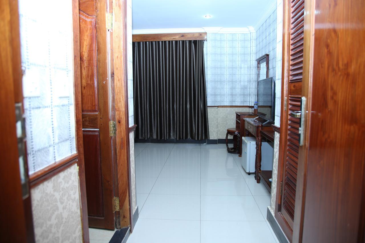 Holiday Hotel Battambang Exterior photo