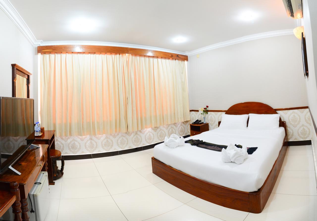 Holiday Hotel Battambang Exterior photo