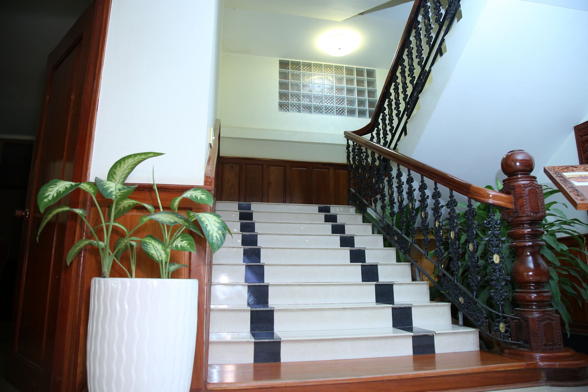 Holiday Hotel Battambang Exterior photo